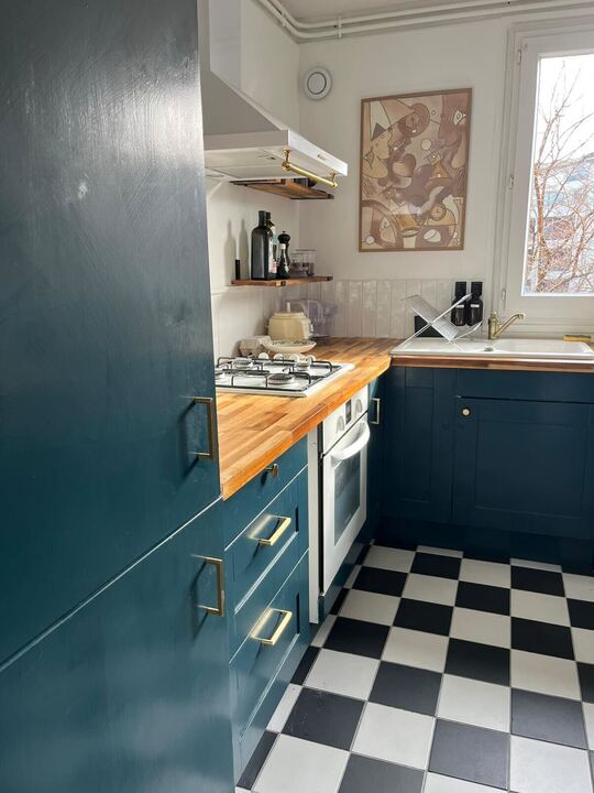 Projet Lise Nelson cuisine fermée bleue et bois avec sol en damier