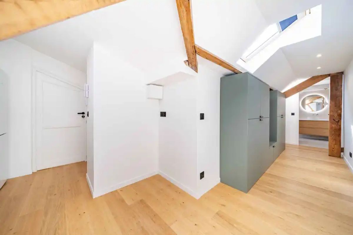 agencement-studio-comble-entree rénovation combles en un studio pour location