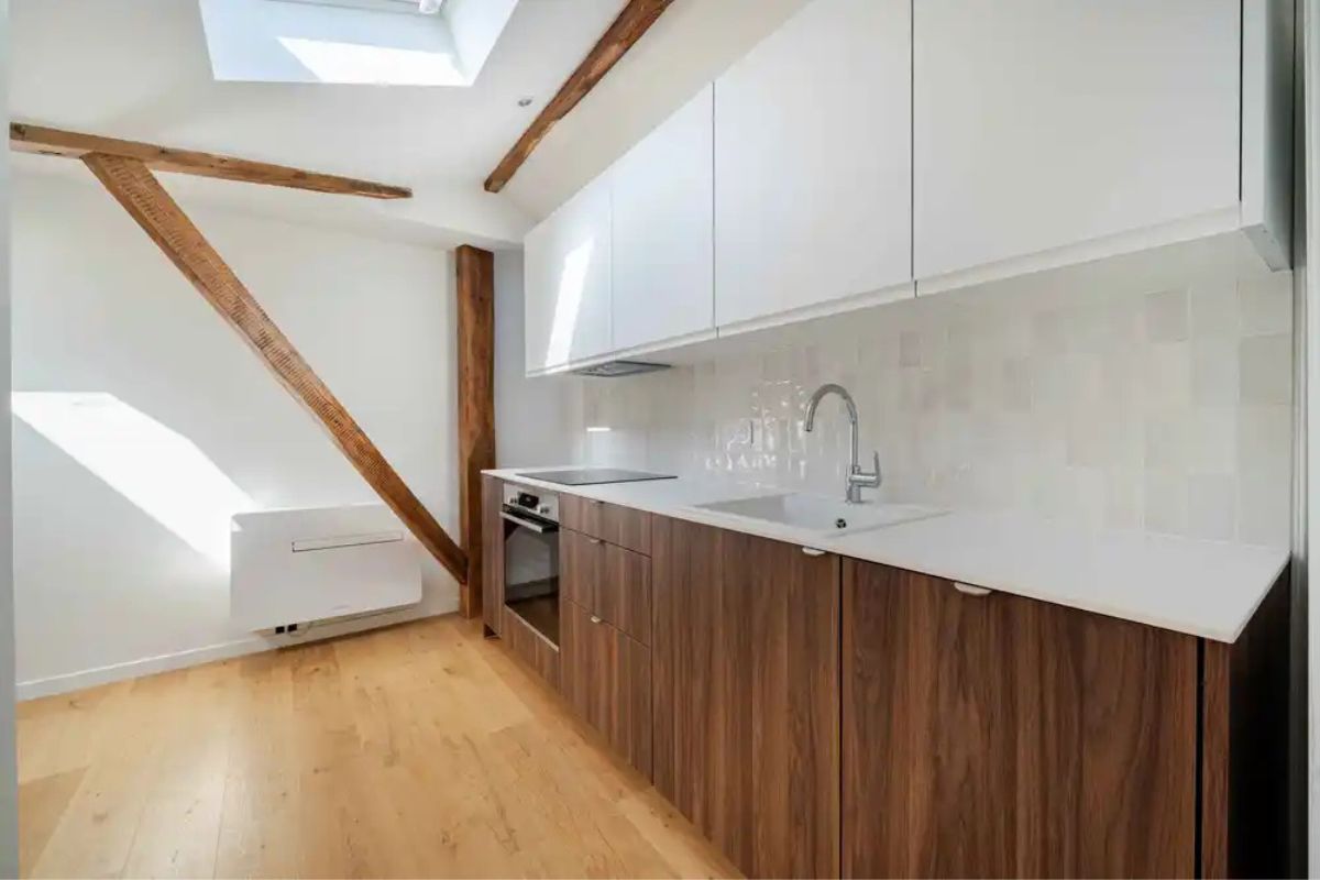 agencement-studio-combles-cuisine cuisine studio sous les combles optimisation d'espace