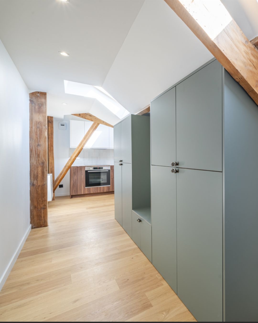 agencement-studio-combles-rangement rangement couloir studio dans les combles